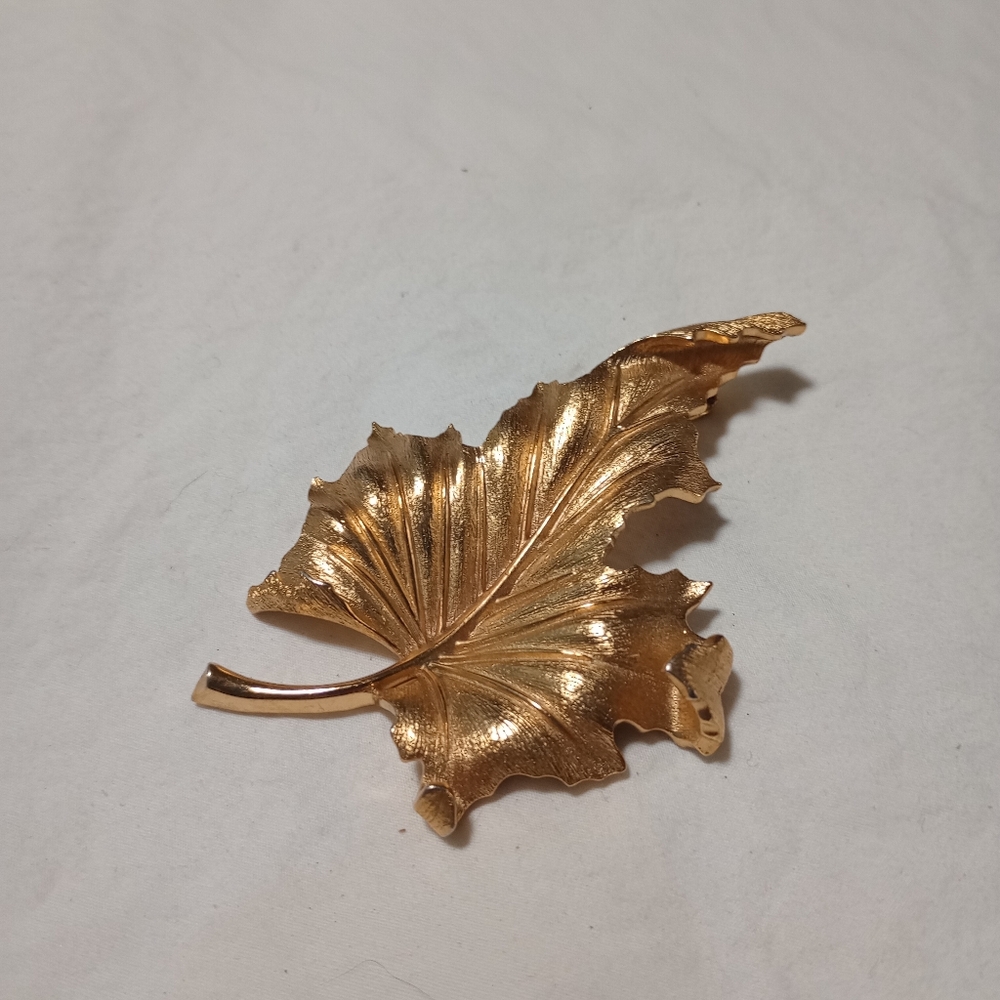 Trifari Gold Leaf Brooch Festival Fit Birthday Old Money Fauna Fall Gold Brushed - Picture 4 of 11